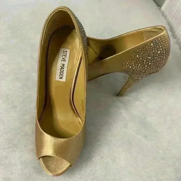 Steve Madden Gold Satin Open Toe 5 1/2” Rhinestones Cover Heels Size 6.5 - Picture 1 of 10
